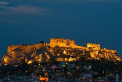 : Faz diferença só a Acrópole, iluminada à noite, empoeirada como uma gaiola de colunas que cedem um pouco mais, a cada ano