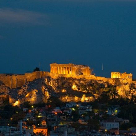 : Faz diferença só a Acrópole, iluminada à noite, empoeirada como uma gaiola de colunas que cedem um pouco mais, a cada ano