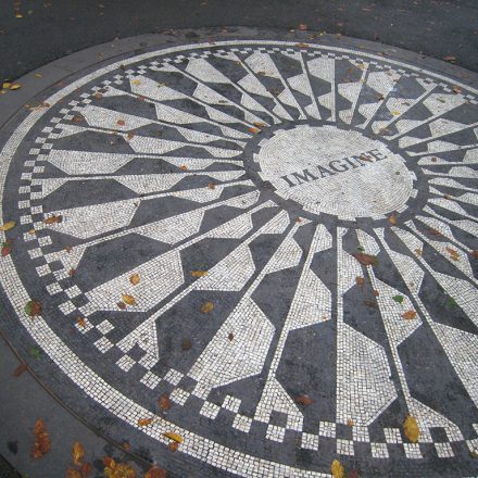 Strawberry Fields, Central Park, em frente ao edifício onde Lennon morava e morreu. Fotos: Adriana Lisboa