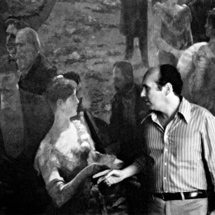 Alexandre Eulalio e tela O último baile, de Aurelio de Figueiredo, Museu Histórico Nacional, RJ, 1984. Foto de Lamberto Scipioni