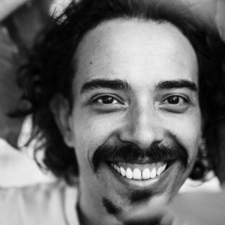 André Gravatá, autor de "Todo mundo rodopia, enquanto rodopia o mundo "