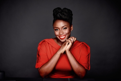 Chimamanda Ngozi Adichie, autora nigeriana que participa do Salão do  Livro Carioca neste sábado (14)