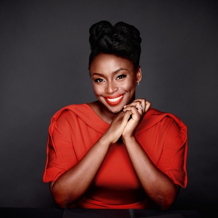 Chimamanda Ngozi Adichie, autora nigeriana que participa do Salão do  Livro Carioca neste sábado (14)