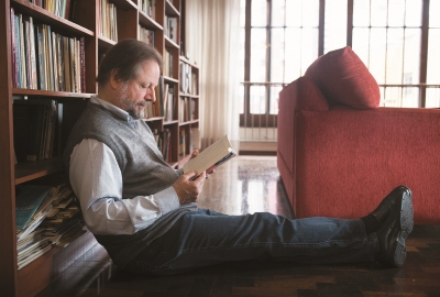 O escritor Cristovao Tezza em seu apartamento em Curitiba.                    Foto: Guilherme Pupo