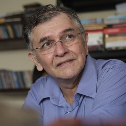 O romancista Edyr Augusto conversa, às 19h30, com o editor Rogério Pereira