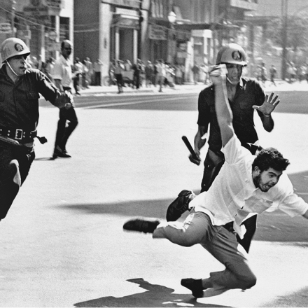 Estudante de medicina durante protesto na Cinelândia, em 1968. Foto: Evandro Teixeira