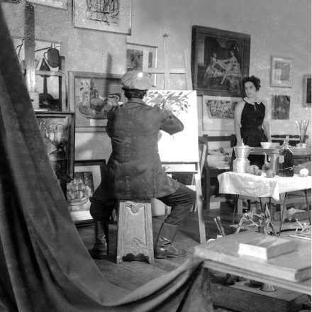 Francisco Brennand trabalha em
seu primeiro ateliê no Engenho
São Francisco, em 1953