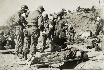 Foto de Luciano Carneiro ao cobrir a Guerra da Coreia, nos anos 1950