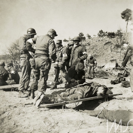 Foto de Luciano Carneiro ao cobrir a Guerra da Coreia, nos anos 1950