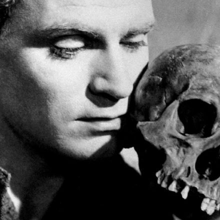 Laurence Olivier interpreta Hamlet, no clássico filme de 1948