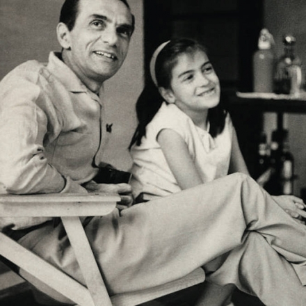 João Cabral de Melo Neto e uma de suas filhas, Isabel, em Sevilha