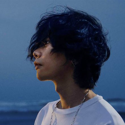 O  cantor, compositor e ilustrador japonês Kenshi Yonezu