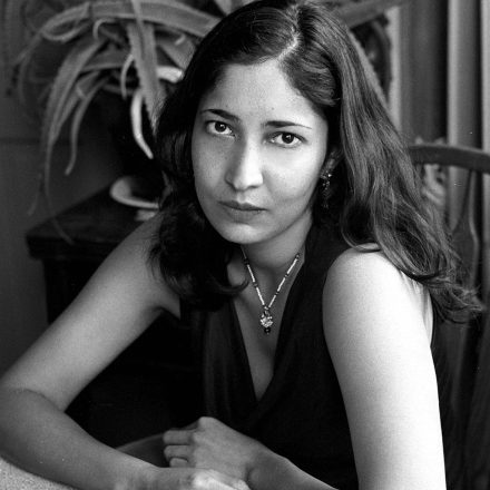 Kiran Desai: interferências do narrador enfraquecem a verossimilhança do romance.