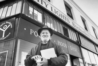 Lawrence Ferlinghetti em frente à City Lights, livraria que fundou em 1953