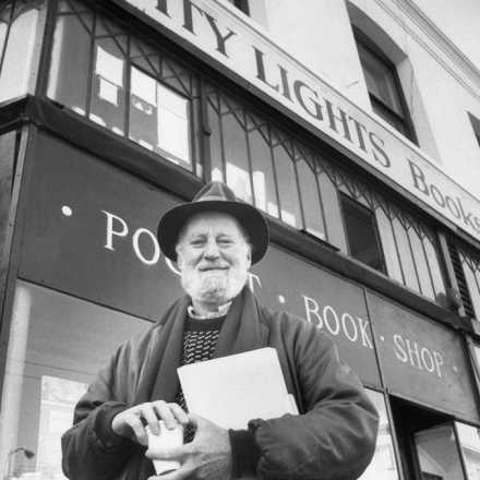 Lawrence Ferlinghetti em frente à City Lights, livraria que fundou em 1953