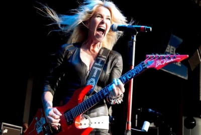 Lita Ford, autora de “Vivendo como uma Runaway”