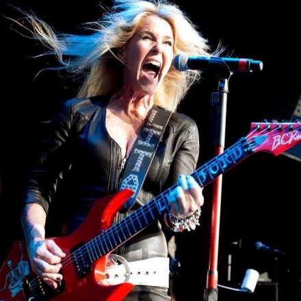 Lita Ford, autora de “Vivendo como uma Runaway”