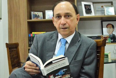 Lourival Serejo, autor de "Eco de sinos sobre a cidade"