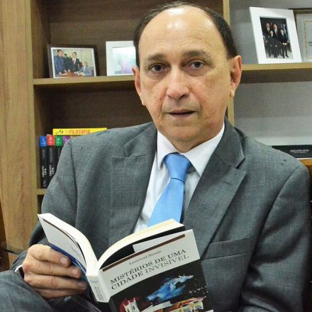 Lourival Serejo, autor de "Eco de sinos sobre a cidade"