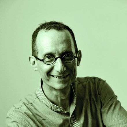 Luis S. Krausz, autor de "O outono dos ipês-rosas"