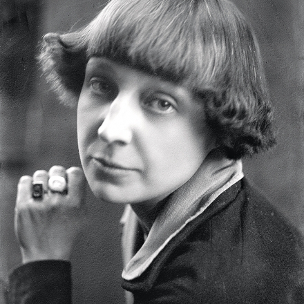 A poeta russa Marina_Tsvetáeva, em 1925, em foto de Pierre_Choumoff