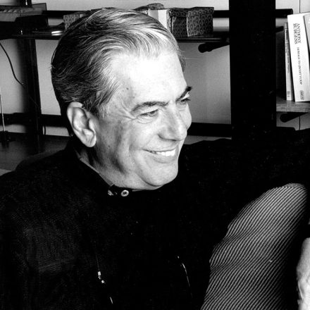 Mario Vargas Llosa procura abarcar em suas narrativas o máximo possível de assuntos.