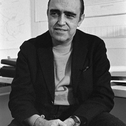 Niemeyer: tropeço nas letras.