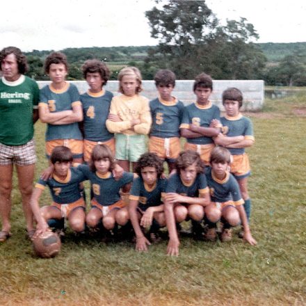 Na pose para as fotos, o técnico Fausto resolveu alinhar os jogadores pela estatura: nascia o Escadinha Esporte Clube.
