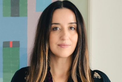 Paula Novais, vencedora do Prêmio Caminhos 2025, com o romance "Gaiolas de concreto armado"