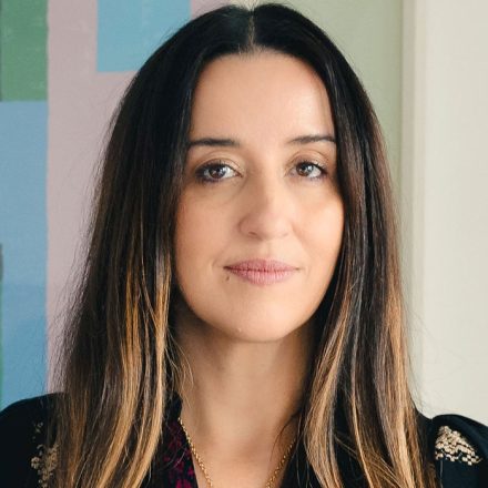 Paula Novais, vencedora do Prêmio Caminhos 2025, com o romance "Gaiolas de concreto armado"
