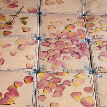 Detalhe do piso de azulejos com pétalas de rosas pintadas por Filippo Palizzi