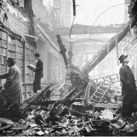 Biblioteca Holland House, em Londres, destruída durante a Segunda Guerra.