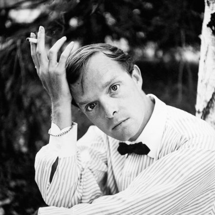 Truman Capote: capacidade de amarrar descrições a um mergulho na natureza dos personagens.