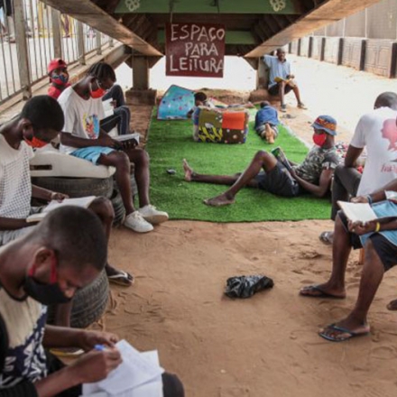 Biblioteca de rua, do projeto “Leitura Grátis”, em Luanda, capital de Angola.