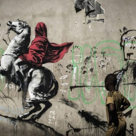 Arte de Banksy nas ruas de Paris, que faz referência ao Imperador Napoleão Bonaparte