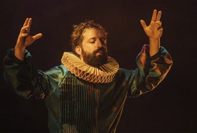 Gregório Duvivier aborda com humor as complexidades da comunicação e os conflitos do cotidiano