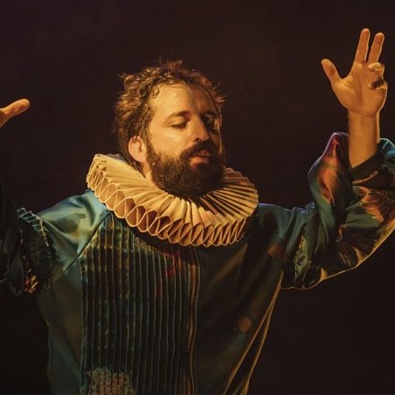 Gregório Duvivier aborda com humor as complexidades da comunicação e os conflitos do cotidiano