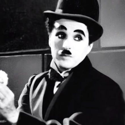 Charles Spencer Chaplin foi um ator, diretor, compositor, roteirista, produtor e editor britânico