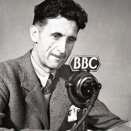 George Orwell, autor de “A revolução dos bichos”