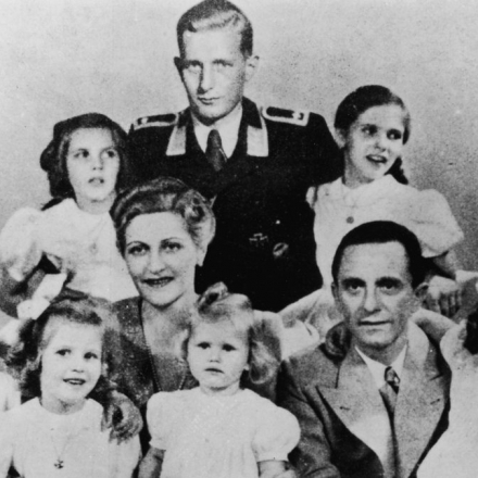 Joseph Goebbels, o propagandista do nazismo, e sua família