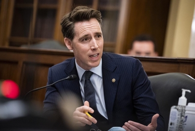 O senador Josh Hawley, que teve seu livro cancelado