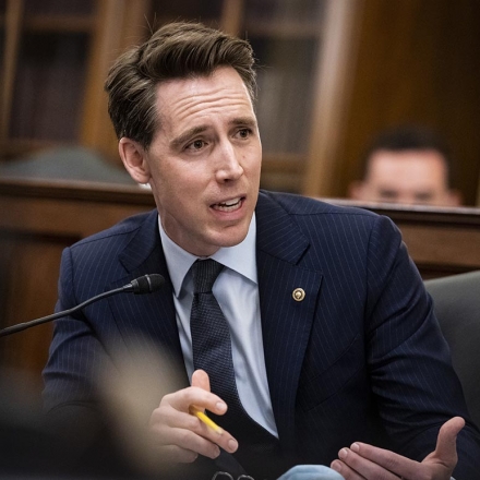 O senador Josh Hawley, que teve seu livro cancelado