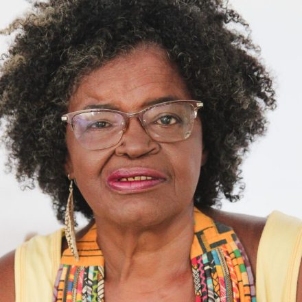 Miriam Alves, autora de "Juntar pedaços"