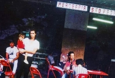 Nick Cave e o filho Luke, nos anos 1990, na Mercearia São Pedro, em São Paulo