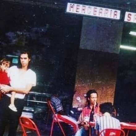 Nick Cave e o filho Luke, nos anos 1990, na Mercearia São Pedro, em São Paulo