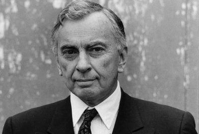 Gore Vidal parece se divertir muito ao cometer suas diatribes