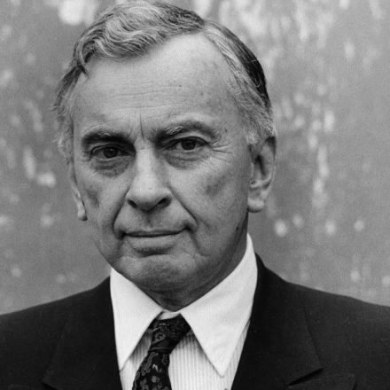 Gore Vidal parece se divertir muito ao cometer suas diatribes