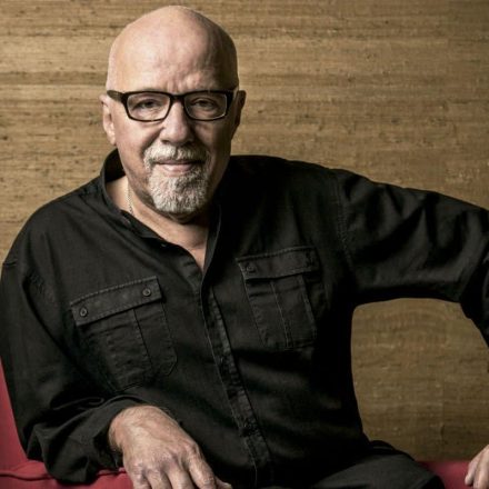 O escritor Paulo Coelho, que nesta quarta-feira (24) completa 75 anos