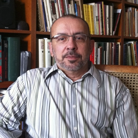 Paulo Franchetti é crítico literário, escritor e professor