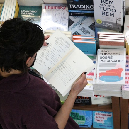 O bom momento tem sido “puxado” pelos livros didáticos, por conta da volta às aulas, mas obras de ficção também venderam mais